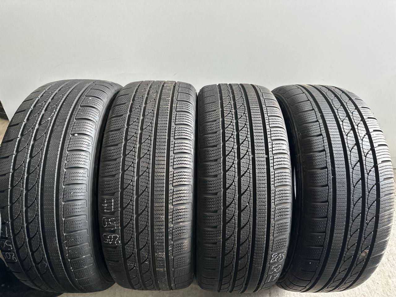 Шини Tracmax Ice-plus s210 205/50R17 93V