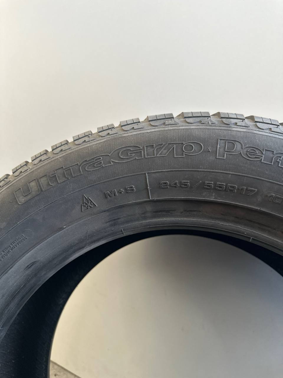 Шини Goodyear UltraGrip Performance RunFlat 245/55R17 102H