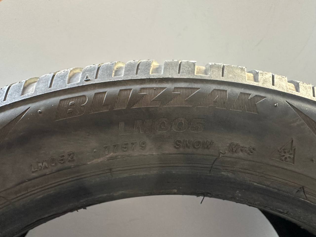 Шини Bridgestone Blizzak LM005 235/45R17 97V