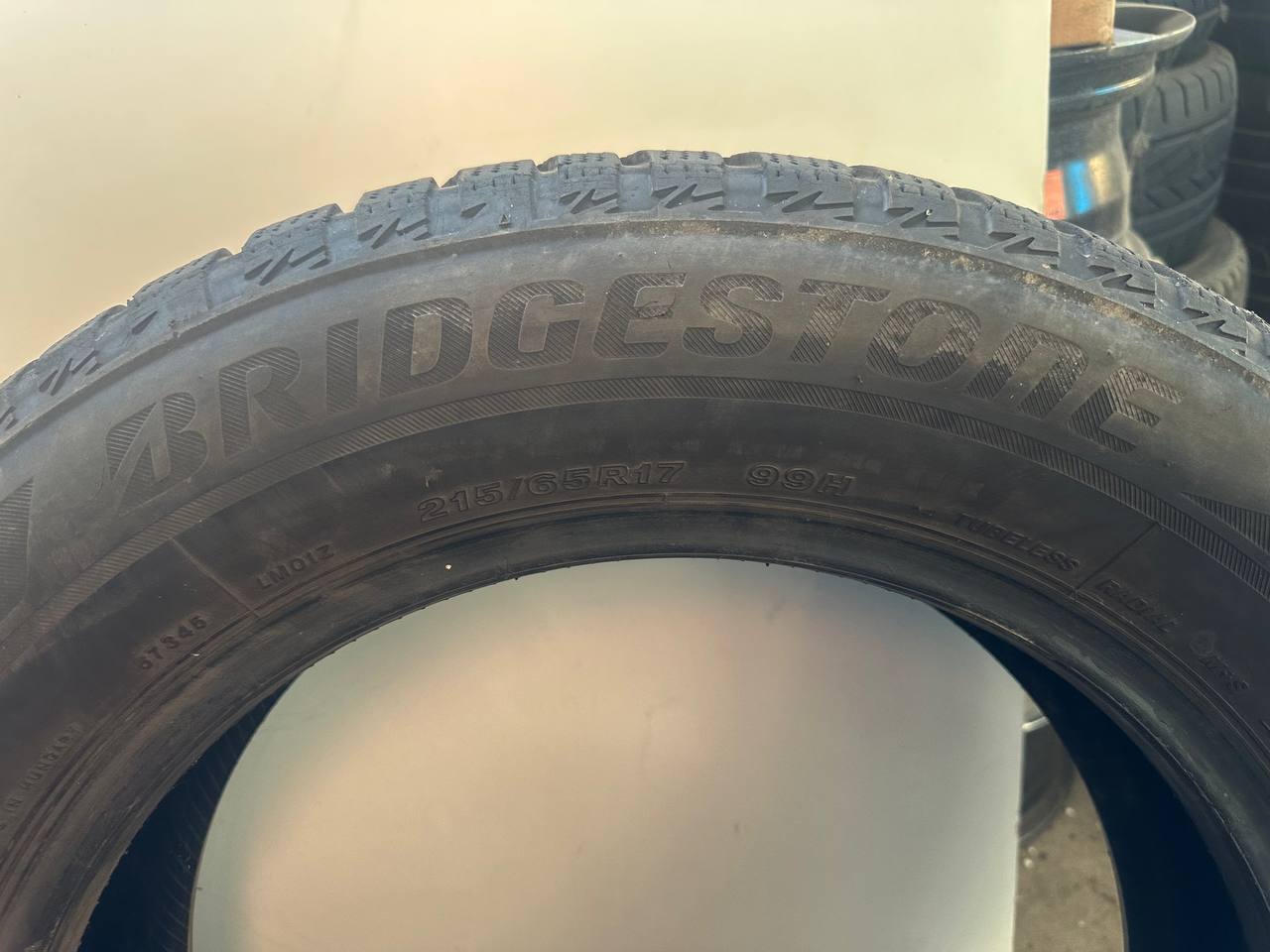 Шини Bridgestone Blizzak LM001 215/65R17 99H