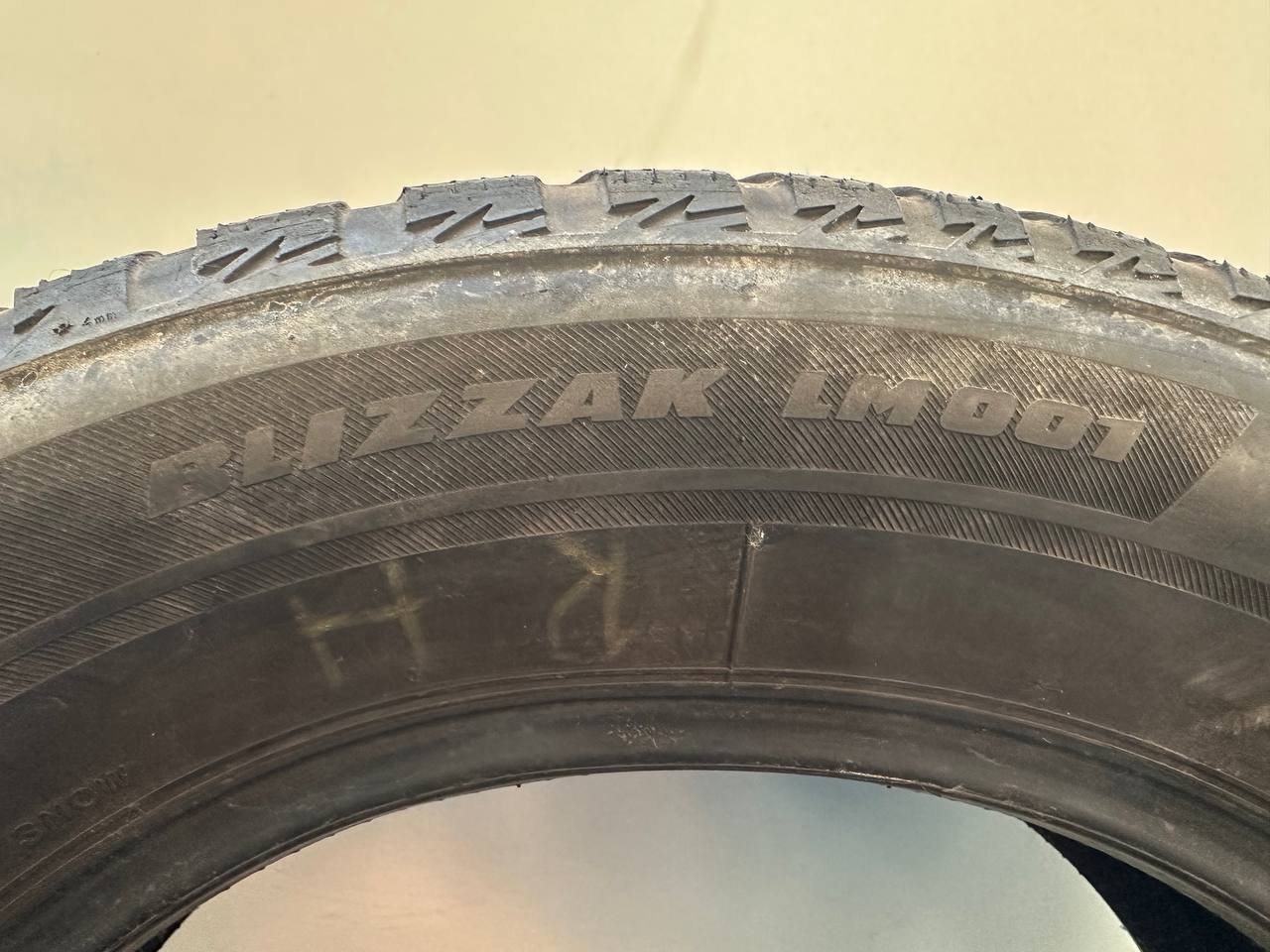 Шини Bridgestone Blizzak LM001 215/65R17 99H